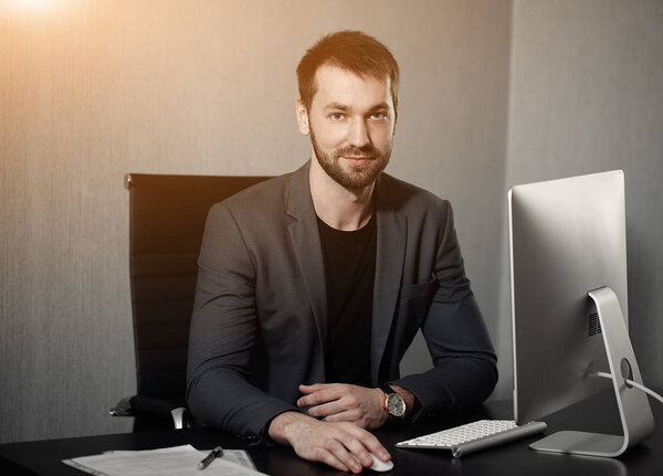 Умный бизнесмен на рабочем месте в офисе держит голову на руках. Сонный работник рано утром после поздней ночной работы. Концепция Биснанса и финансов. Факел для дизайна и копировального пространства
