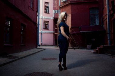 Elbise ve sokakta yürüyen güzel esmer genç kadın. Uzay kopyalayın. Şehirde yaşam tarzı