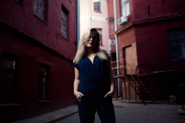 Elbise ve sokakta yürüyen güzel esmer genç kadın. Uzay kopyalayın. Şehirde yaşam tarzı