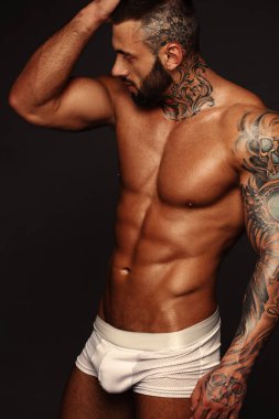Güzel gözlü yakışıklı üstsüz erkek model seksi closeup portresi. Seksi erkek veya kas maço, vücut geliştirmeci, kas gövde, gövdeli, altı bohça abs pozlar beyaz siyah arka plan üzerine