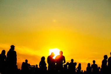 Siluet tatil günbatımı insanlar. yaz yaşam tarzı. Renkli sıcak sarı tonlama. Rekreasyon Parkı doğa içinde. Açık üzerinde Müzik Festivali
