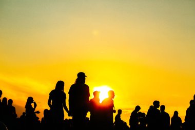 Siluet tatil günbatımı insanlar. yaz yaşam tarzı. Renkli sıcak sarı tonlama. Rekreasyon Parkı doğa içinde. Açık üzerinde Müzik Festivali