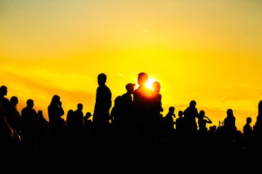 Siluet tatil günbatımı insanlar. yaz yaşam tarzı. Renkli sıcak sarı tonlama. Rekreasyon Parkı doğa içinde. Açık üzerinde Müzik Festivali
