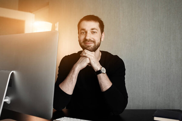 Умный бизнесмен на рабочем месте в офисе держит голову на руках. Сонный работник рано утром после поздней ночной работы. Концепция Биснанса и финансов. Факел для дизайна и копировального пространства
