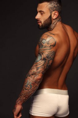 Güzel gözlü yakışıklı üstsüz erkek model seksi closeup portresi. Seksi erkek veya kas maço, vücut geliştirmeci, kas gövde, gövdeli, altı bohça abs pozlar beyaz siyah arka plan üzerine