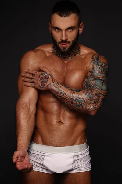 Güzel gözlü yakışıklı üstsüz erkek model seksi closeup portresi. Seksi erkek veya kas maço, vücut geliştirmeci, kas gövde, gövdeli, altı bohça abs pozlar beyaz siyah arka plan üzerine