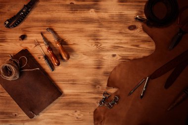 Deri el sanatları. Tanners araçları gri ahşap arka plan üzerinde görünümü top. Boşaltmak