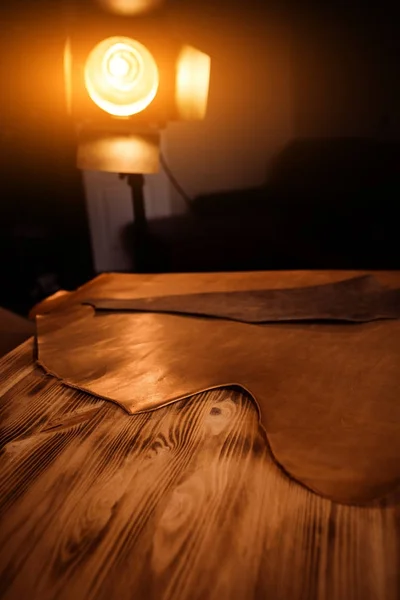 Artesanía de cuero sobre fondo de madera. Taller de curtidores . —  Fotos de Stock