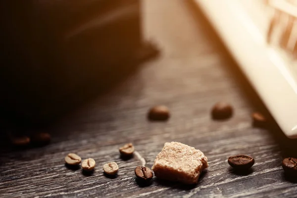 Винтажный цвет кофейни. Кофемолка и коричневый тростниковый сахар на деревянном столе с размытым фоном. Ретро стиль изображения. Яркий свет — стоковое фото