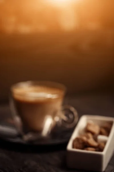 Размытый фон чашки кофе в кофейне. Винтажный цвет. Бурый тростниковый сахар на деревянном столе. Ретро стиль изображения. Яркий свет — стоковое фото