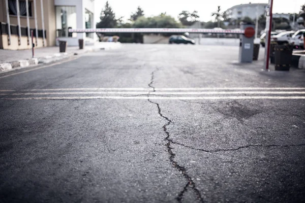 Doku eski yolun çatlaklar. Asfalt yüzeye sokakta