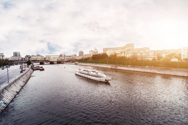 Rusya, Moskova, 13 Ekim 2017: Cityscape şehir. Yaz sezonu. Editoryal görüntü. Retro tarzı resim parlama ışık ile