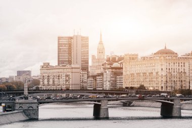 Rusya, Moskova, 13 Ekim 2017: Cityscape şehir. Yaz sezonu. Editoryal görüntü. Retro tarzı resim parlama ışık ile