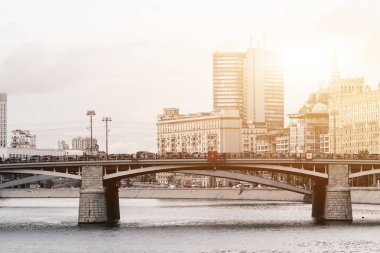 Rusya, Moskova, 13 Ekim 2017: Cityscape şehir. Yaz sezonu. Editoryal görüntü. Retro tarzı resim parlama ışık ile