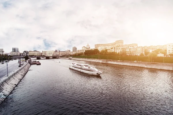 Rusya, Moskova, 13 Ekim 2017: Cityscape şehir. Yaz sezonu. Editoryal görüntü. Retro tarzı resim parlama ışık ile