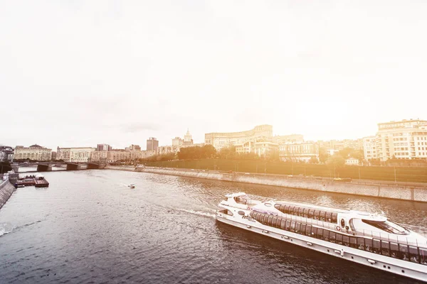 Rusya, Moskova, 13 Ekim 2017: Cityscape şehir. Yaz sezonu. Editoryal görüntü. Retro tarzı resim parlama ışık ile