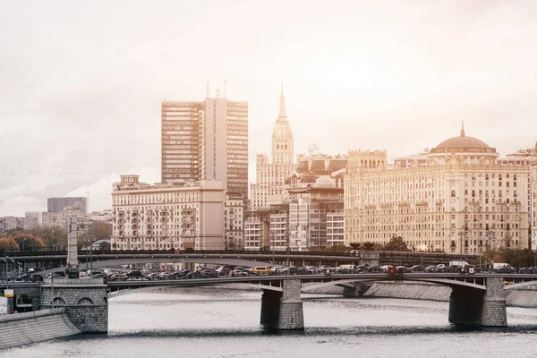 Rusya, Moskova, 13 Ekim 2017: Cityscape şehir. Yaz sezonu. Editoryal görüntü. Retro tarzı resim parlama ışık ile