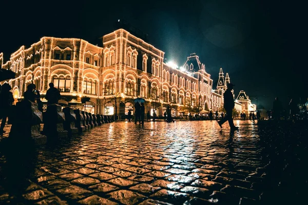 Rusko, Moskva, 13 října 2017: Noční scéna domu GUM. Prší večer s pozadím bokeh. Redakční obrázek v retro stylu. — Stock fotografie