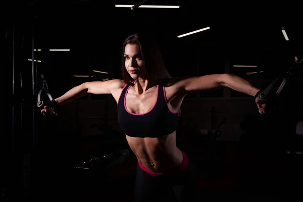 Egzersizleri yapıyor spor salonunda güçlü sportif kız — Stok fotoğraf