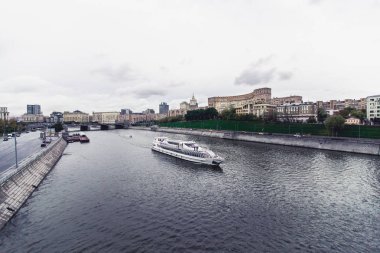 Rusya, Moskova, 13 Ekim 2017: Cityscape şehir. Yaz sezonu. Parlama ışık ile içerik görüntü Retro tarzı