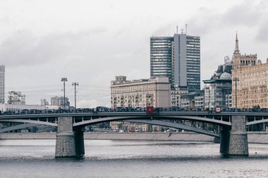 Rusya, Moskova, 13 Ekim 2017: Cityscape şehir. Yaz sezonu. Parlama ışık ile içerik görüntü Retro tarzı