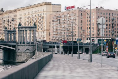 Rusya, Moskova, 13 Ekim 2017: Cityscape şehir. Yaz sezonu. Parlama ışık ile içerik görüntü Retro tarzı