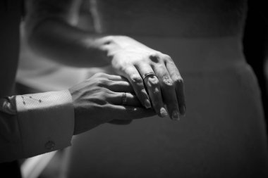 Kadının elinde büyük güzel düğün buketi. Gelin almak damatlar elini ve ellerinde yüzüğü göster