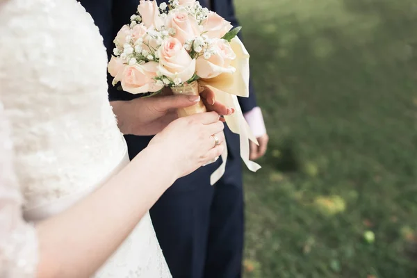 梨花の手に大きな素敵なウェディング ブーケ。新郎新婦の結婚式のハグの. — ストック写真