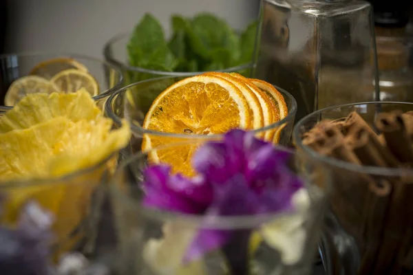 玻璃杯在柜台上装饰干水果。橙色特写食品图片 — 图库照片