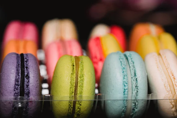 Renkli macaroons siyah arka plan üzerinde ayarlayın. Closeup gıda fotoğraf. Makro fotoğrafçılık