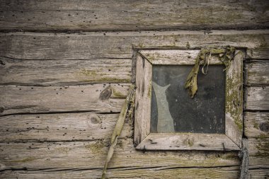 Pencere eski köy evde yok. Kırsal arka plan. Copyscape fot metin ve tasarım