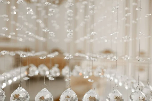 Foto de close-up de lustre chrystal. Fundo glamour com espaço de cópia. Interior de luxo — Fotografia de Stock