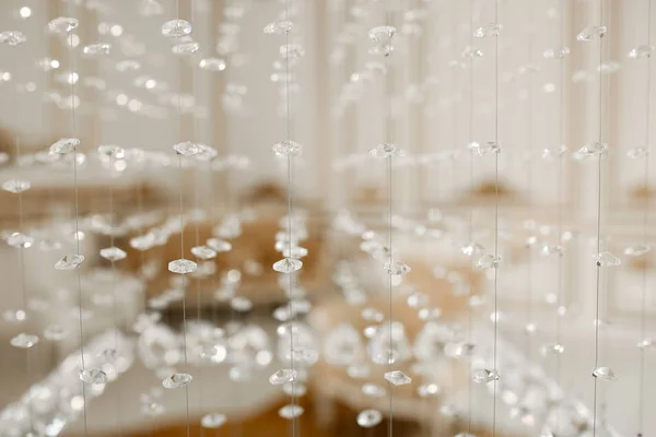 Foto de close-up de lustre chrystal. Fundo glamour com espaço de cópia. Interior de luxo — Fotografia de Stock