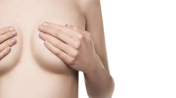 Mladá kavkazské dospělé ženy zkoumat její prsa hrudky nebo příznaky rakoviny prsu. Model izolovaných na bílém pozadí — Stock fotografie