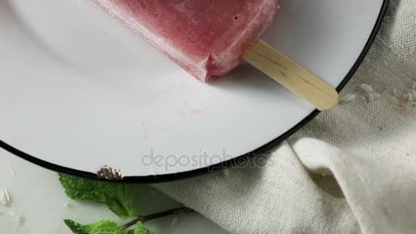 Cerrar helado de fresa. Movimiento lento de la comida. Dos palos en placa en fondo de madera negro. Ayuda en el caluroso día de verano — Vídeos de Stock