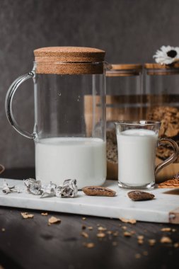 Pul ve fincan süt kahvaltı için. Sağlıklı gıda kavramı. Sıcak tonlama resim. Rustik şekillendirme