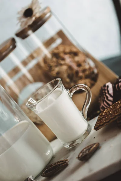 Copos y taza de leche para el desayuno. Concepto de comida saludable. Imagen tonificante cálida. Estilo rústico —  Fotos de Stock