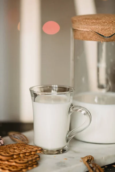 Copos y taza de leche para el desayuno. Concepto de comida saludable. Imagen tonificante cálida. Estilo rústico — Foto de Stock