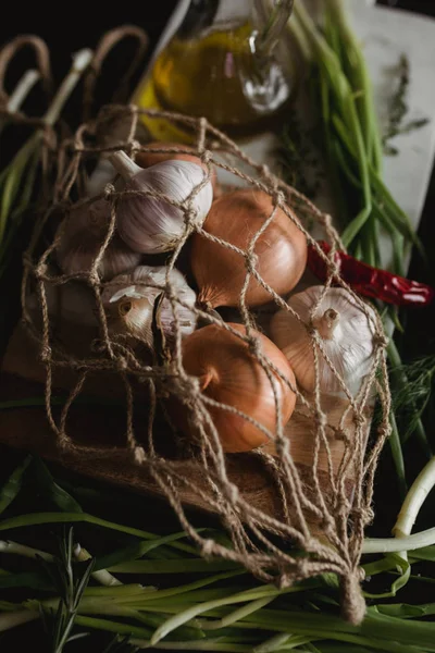 Ajo crudo, cebolla, eneldo y perejil para la sopa para la cena en el fondo de la mesa de madera. Estilo de comida rústica. Ingredientes naturales para una receta saludable. Portada de libro culinario — Foto de Stock