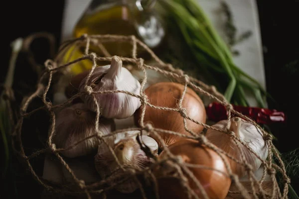 Ajo crudo, cebolla, eneldo y perejil para la sopa para la cena en el fondo de la mesa de madera. Estilo de comida rústica. Ingredientes naturales para una receta saludable. Portada de libro culinario — Foto de Stock