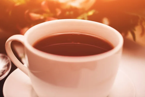 Una taza de té en la mesa. Hora del desayuno. Foto de comida con bengala — Foto de Stock