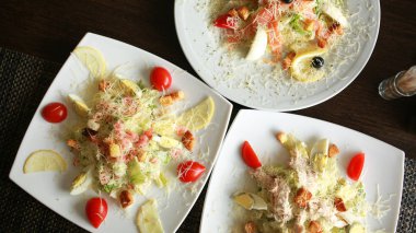 Salata üstten görünüm. Tablo Tabaklarda. Gıda fotoğrafçılığı kavramı. Sağlıklı beslenme. Afiş boyutu