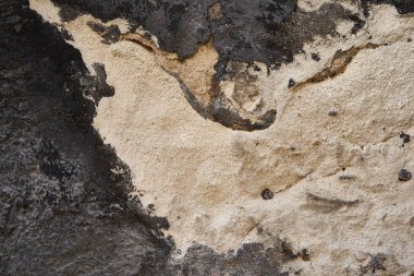 Arkaplan dokusu. Grunge tarzında sert, eski, siyah bir duvar. Tasarım ve metin için yüzey. Görüntüyü kapat