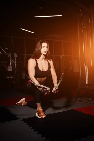 Egzersizleri yapıyor spor salonunda güçlü sportif kız — Stok fotoğraf