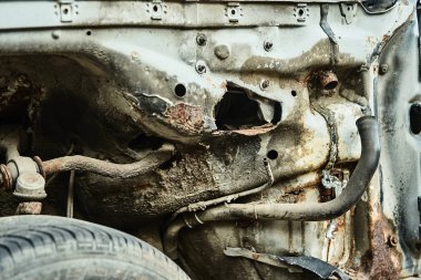 Eski arabanın detayları. Yıllanmış eski model bir otomobil. Eski klasik otomobilin yedek parçaları. Otoparkta parçalanmış bir araba.
