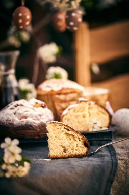 Geleneksel Rus Paskalya süzme peynirli tatlısı. Ortodoks paşam, masaya kulich keki..