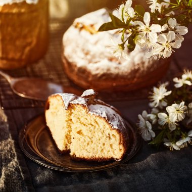 Geleneksel Rus Paskalya süzme peynirli tatlısı. Ortodoks paşam, masaya kulich keki..