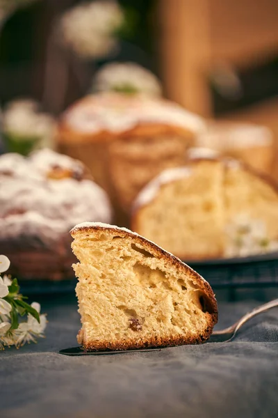 Postre tradicional ruso de queso cottage de Pascua. Paskha ortodoxo, pasteles kulich en la mesa . —  Fotos de Stock