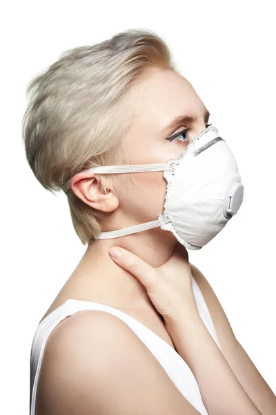 Девушка в медицинской маске FFP2. Белый респиратор защиты лица с клапаном для дыхания. Стоковое Изображение