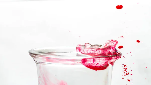 Agua Que Cae Vaso Con Agua Transparente Con Fondo Blanco — Foto de Stock